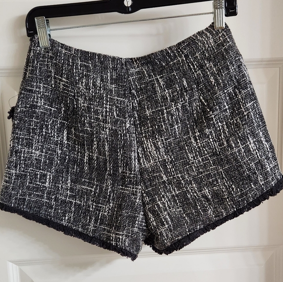 TWEED Fully Lined NEW w/tags Side zip shorts. Front pockets fringe detail.Blk/Wt - Picture 2 of 12